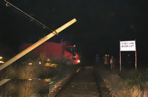 大卡車拽倒電線桿現(xiàn)場
